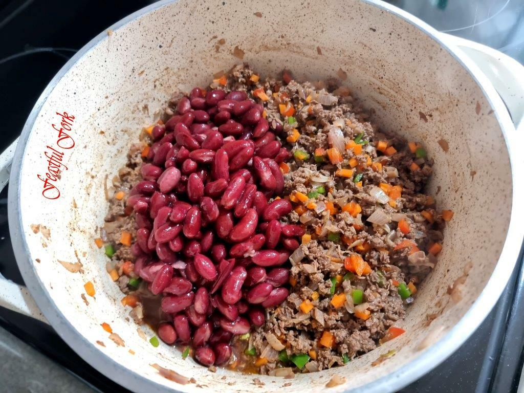 Adding kidney beans to ground beef chili