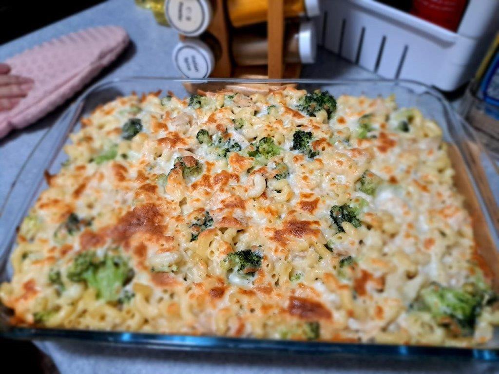 Creamy pasta and broccoli bake