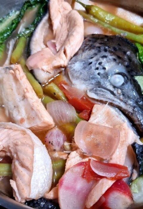 Salmon head and belly with vegetables in juice of lemon