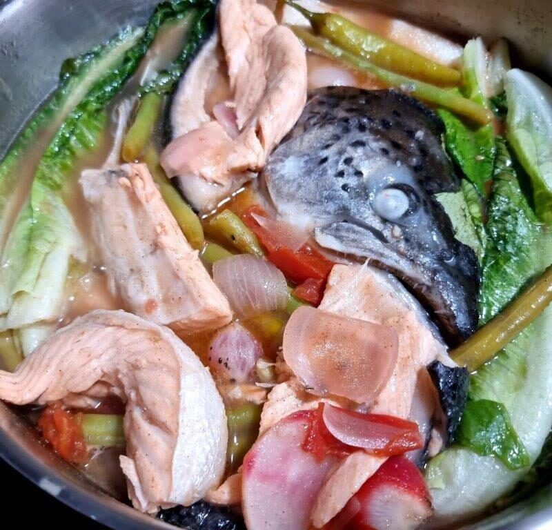 Salmon head and belly with vegetables in juice of lemon