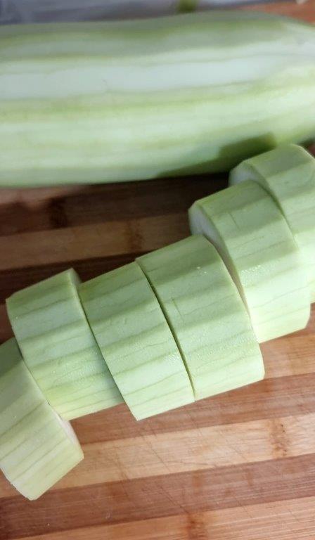 Peeled bottle gourd on chopping board